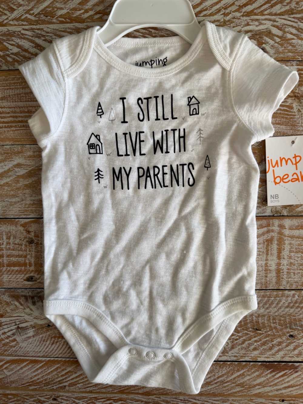 👶🏠🤍 Jumping Beans Baby Bodysuit – “I STILL LIVE WITH MY PARENTS” 🤍🏠👶 🆕